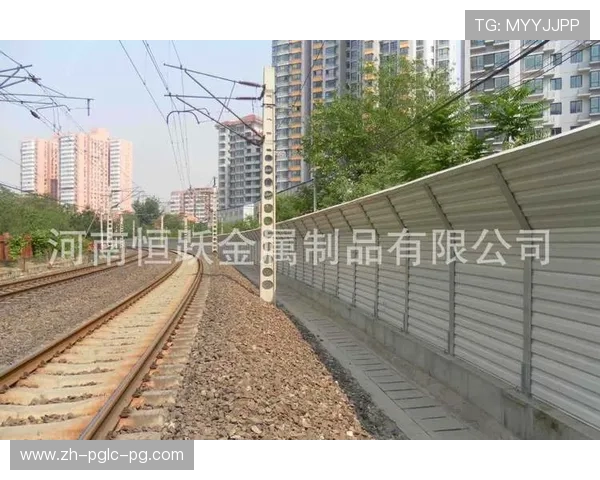 足球隔离带材料进化史：从金属栅栏到复合型屏障